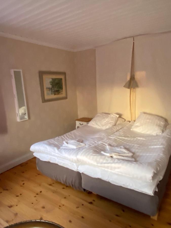 Spjutsbygds Gards Bed And Breakfast Rodeby Bagian luar foto
